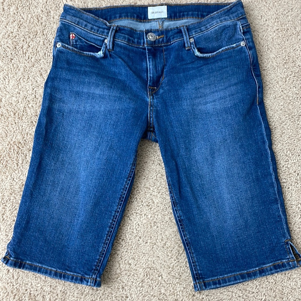 EUC Hudson knee length shorts. Women’s 28”, Inseam approx” 13”.